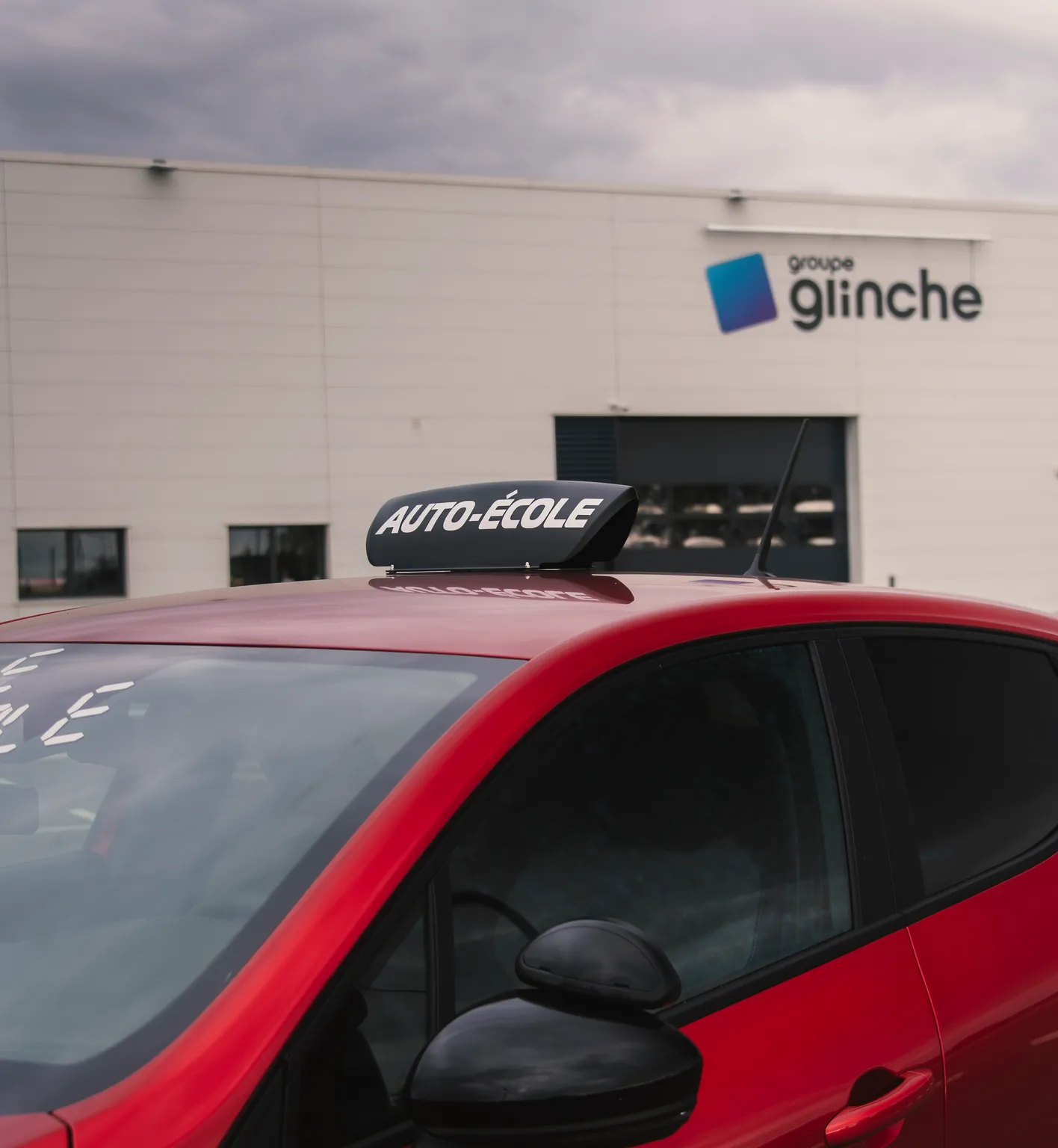 Installation d'un double rétroviseur extérieurs sur véhicule auto école