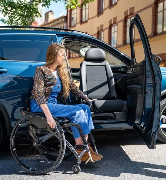 Système d'aide au transfert de fauteuil avec sièges pivotants