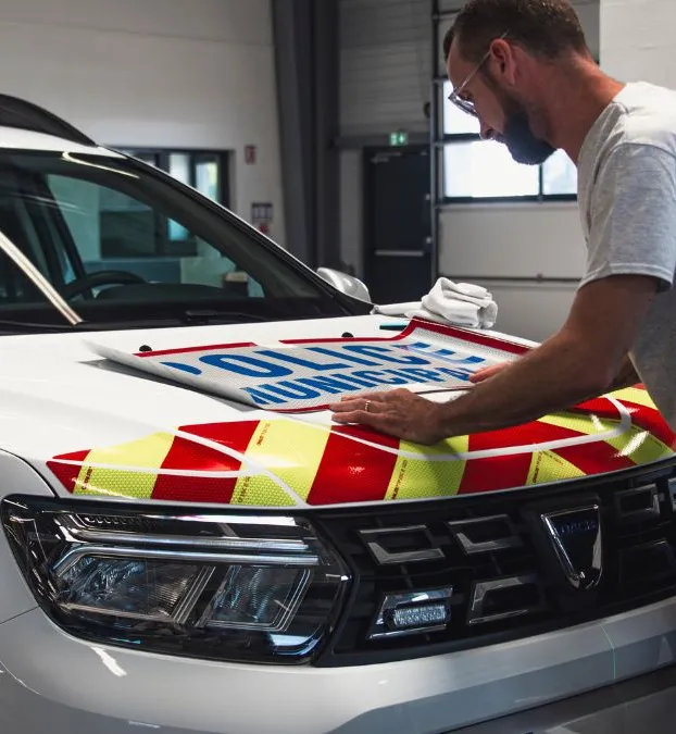 Installation de stickers de police municipale sur un véhicule