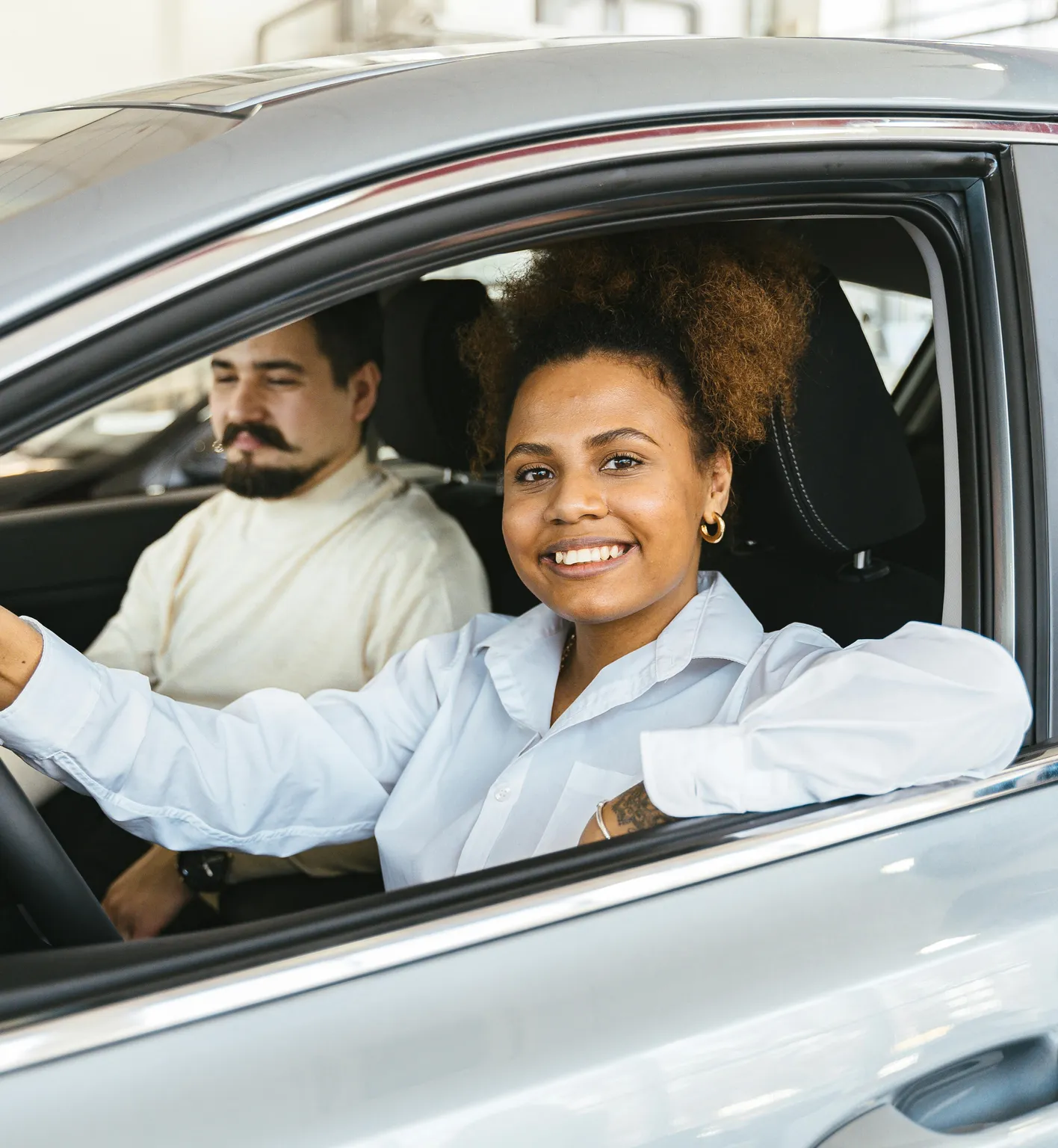 Monitrice auto école au volant de sa voiture