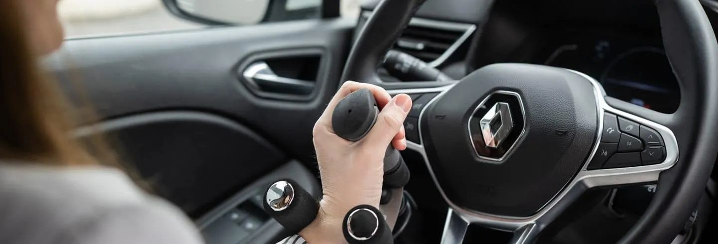 Voiture équipée d'une boule et fourche au volant
