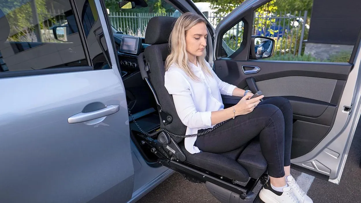 Système d'aide au transfert de fauteuil autonome avec télécommande